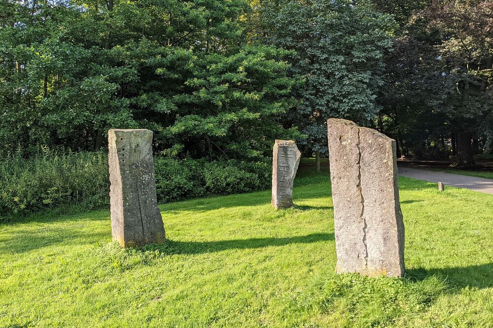 De stenen beelden 'Pietre in Olanda' in Park Presikhaaf in Arnhem