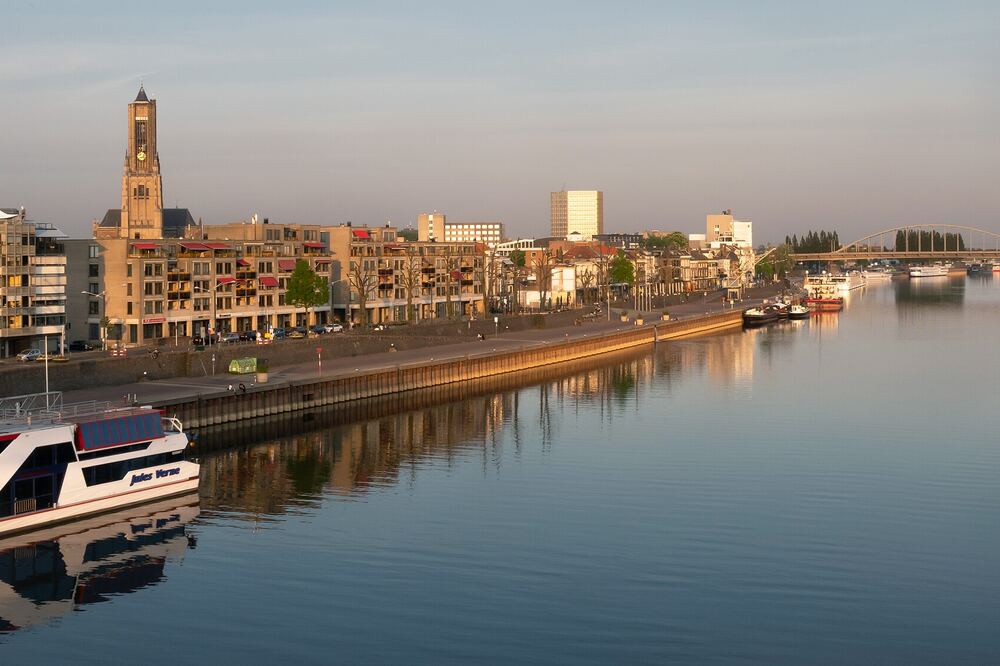 Het stadsfront van Arnhem aan de Rijn met de Eusebiustoren, gezien vanaf de Mandelabrug