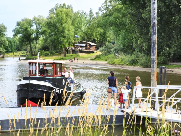 Met het pontje over de Rijn naar Stadsblokken Arnhem — Natuur in Arnhem